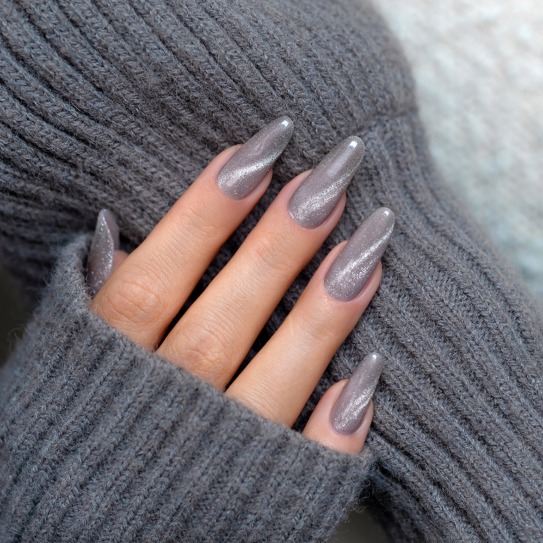 Paznokcie kocie oko – inspiracje na stylizacje z kolekcją Cat Eye Effect Saute Nails