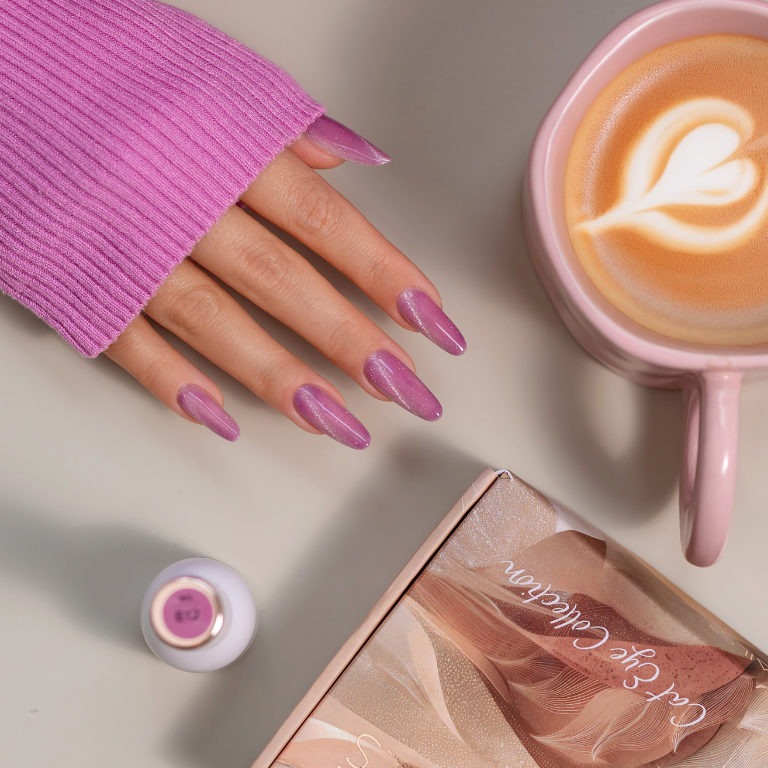 Paznokcie kocie oko – inspiracje na stylizacje z kolekcją Cat Eye Effect Saute Nails