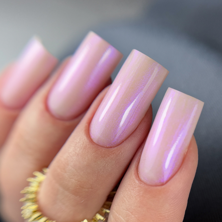 Top coat z drobinkami, Flash czy Holo - jak uzyskać efekt wow na paznokciach?
